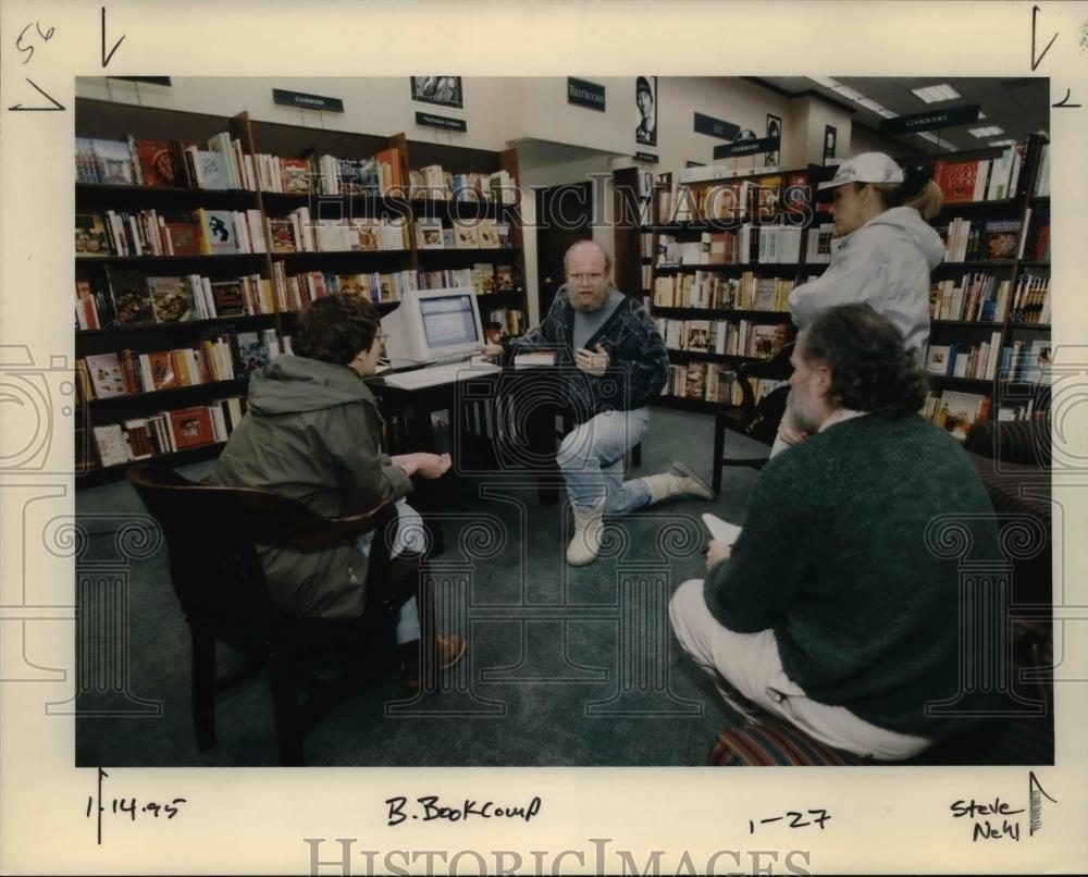 1995 Press Photo Presenting the newest model of computer to consumers - Historic Images