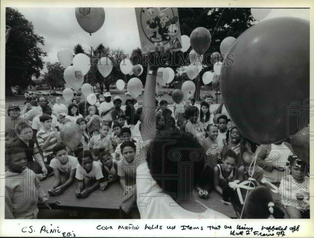 1989 Press Photo Children wait expectantly to win prizes during a raffle - Historic Images