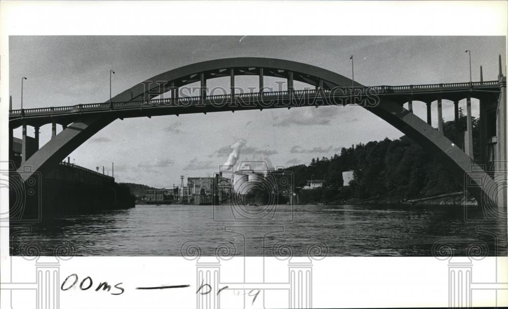 1983 Press Photo The West Linn Oregon City Bridge Crests the Crown Zellerbach - Historic Images