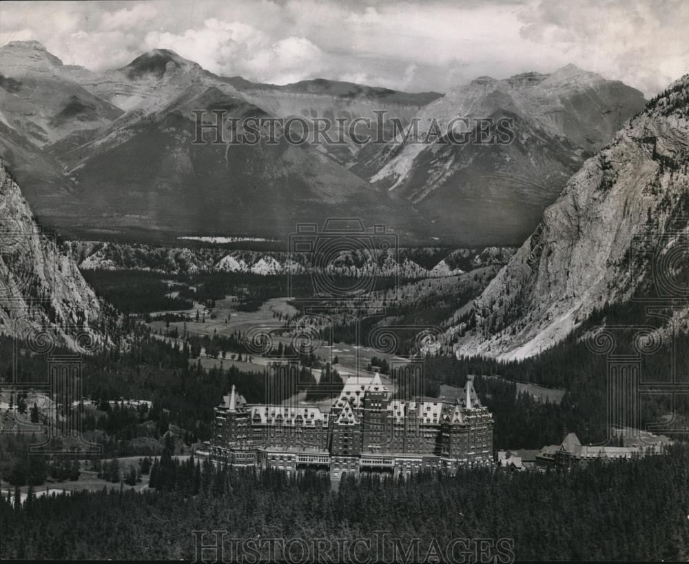 1951 Press Photo Banff Springs hotel in Canada's Rocky mountains - orb09029 - Historic Images