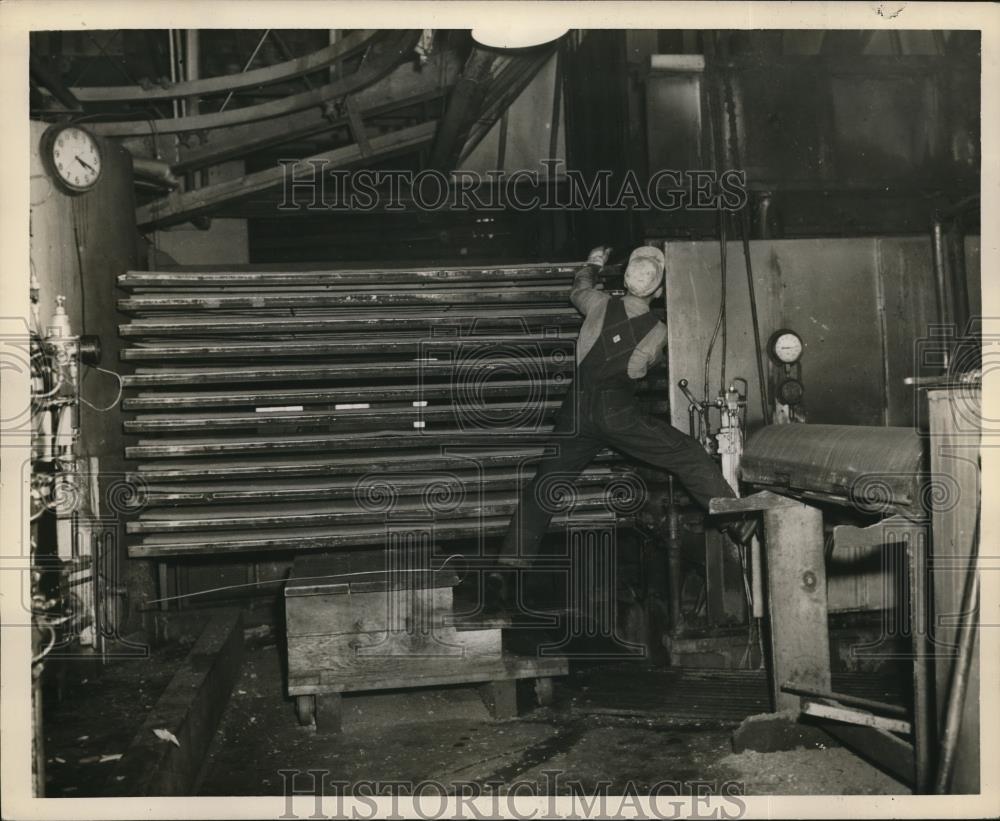 1951 Press Photo Ten Panels of potential hardboard are ready to go into the - Historic Images