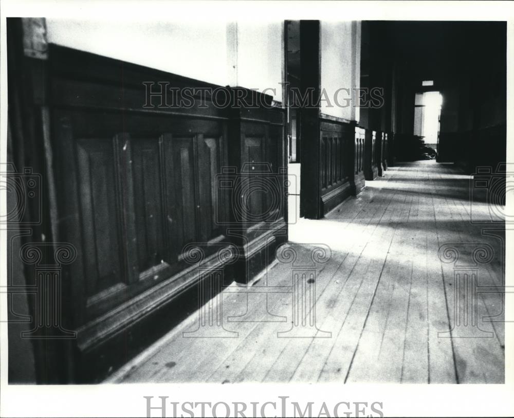 1982 Press Photo Wainscot on 3rd floor hallway of Gilbert building - orb09085 - Historic Images