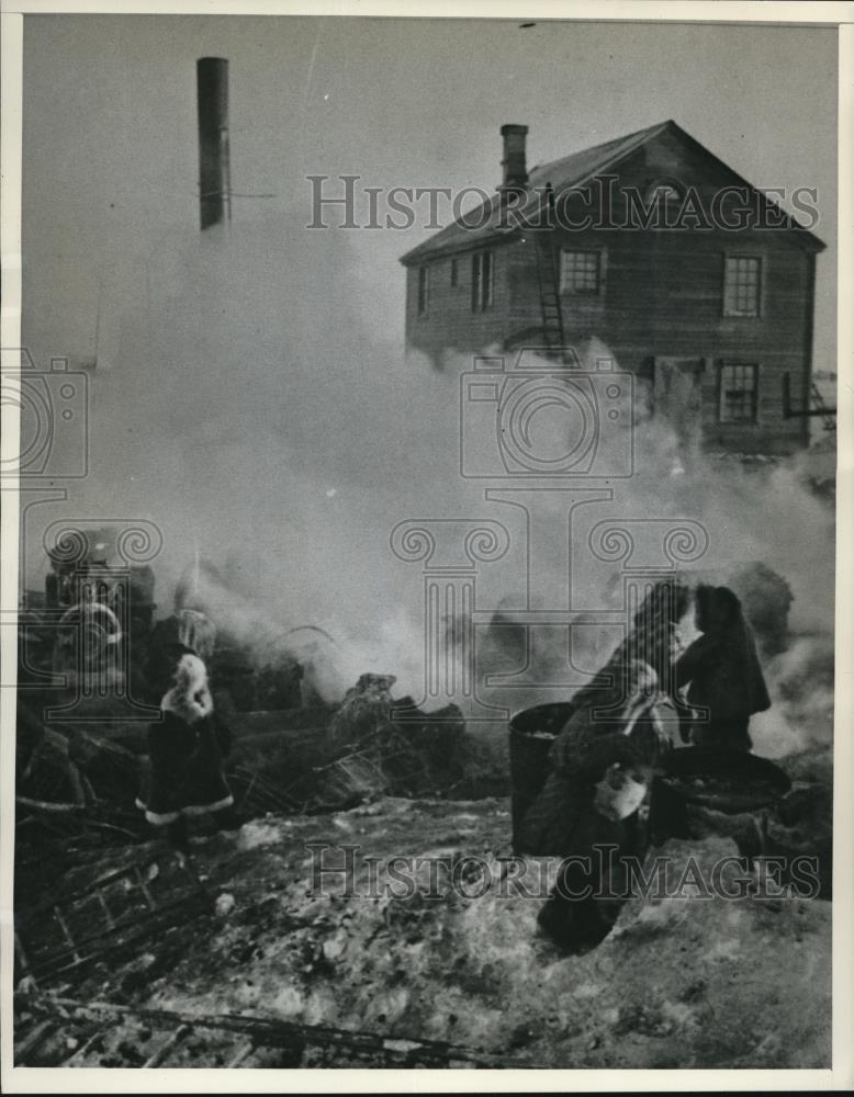 1937 Press Photo Eskimo children recovering food from burned hospital in Barrow - Historic Images