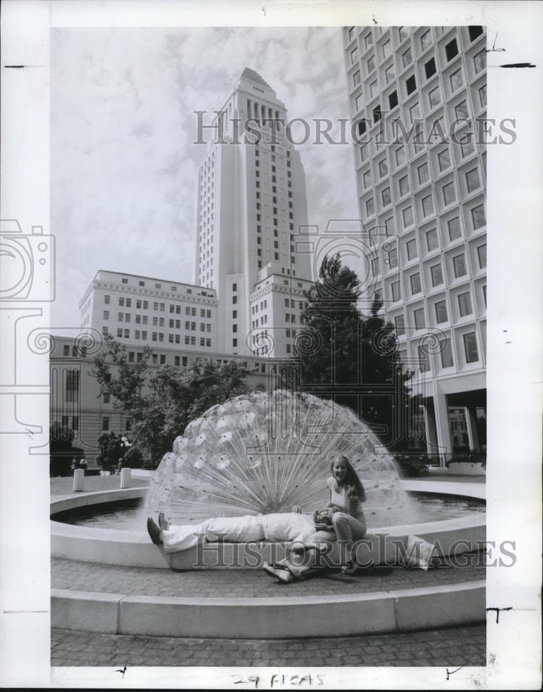 1975 Press Photo Visitors at the City of Angels Los Angeles. - orb09505 - Historic Images