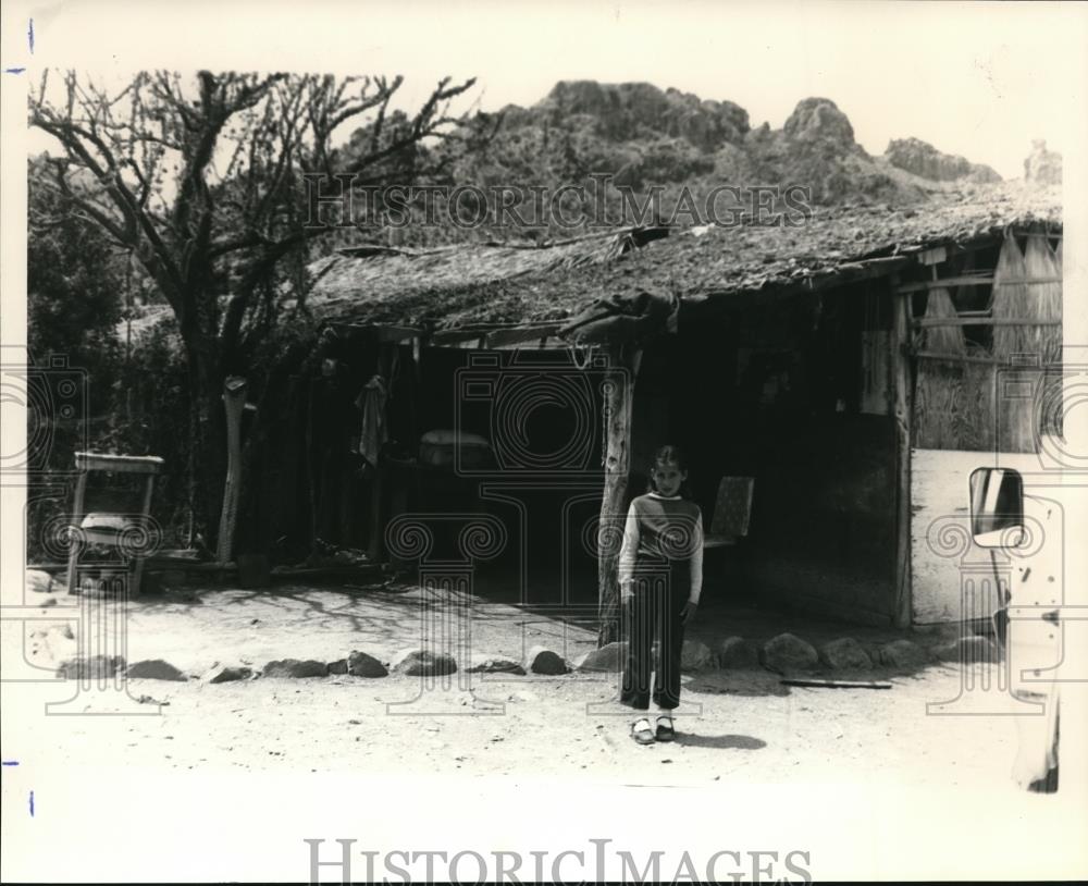 1984 Press Photo Youngers Cast Curious Deser Home at Mule Station - orb09873 - Historic Images
