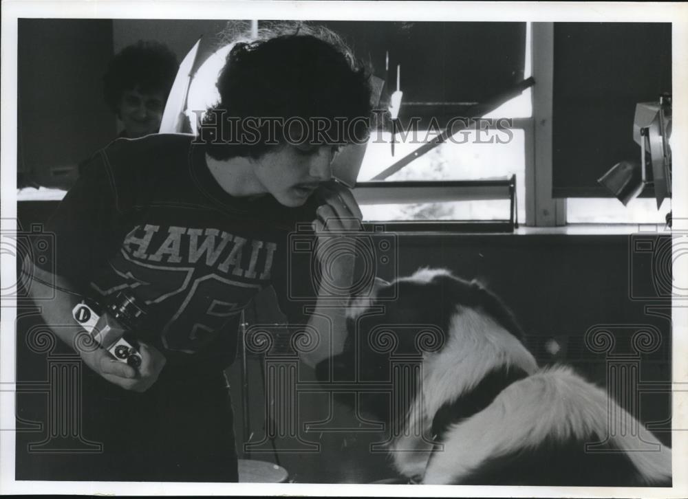 1979 Press Photo Tim Johnson tries to talk his dog into right pose. - orb10037 - Historic Images