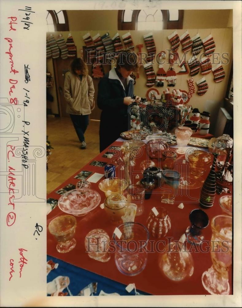 1988 Press Photo Shopper Margaret Bahnson at St Johns holiday market - orb10615 - Historic Images