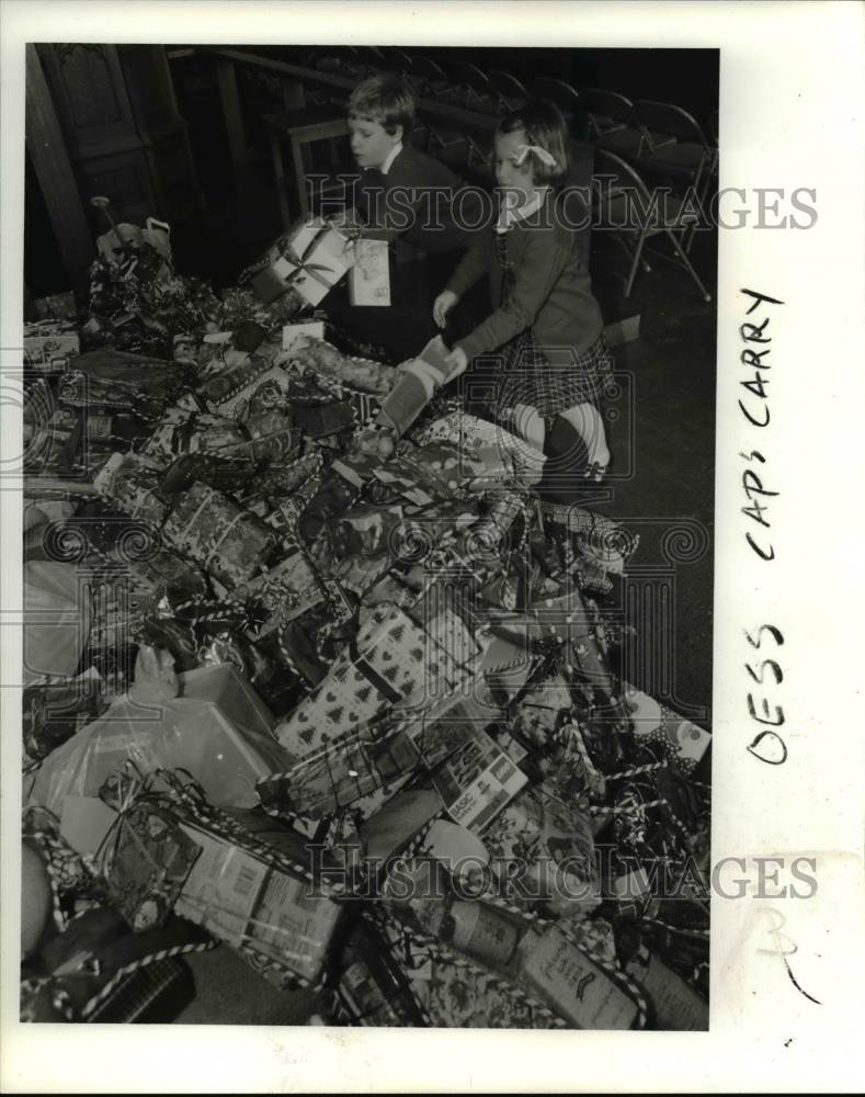 1985 Press Photo Stewart &amp; Solberg at Oregon Episcopal School took stockings - Historic Images