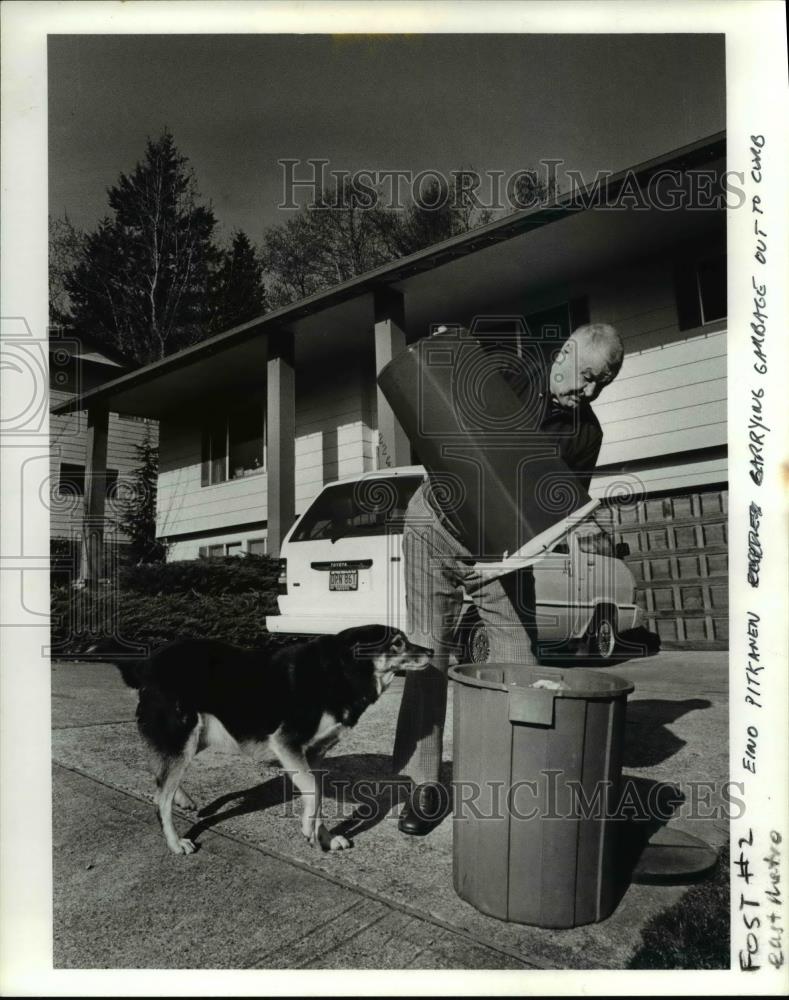 1985 Press Photo Eino Pitkanen carries garbage to curb with help from family - Historic Images