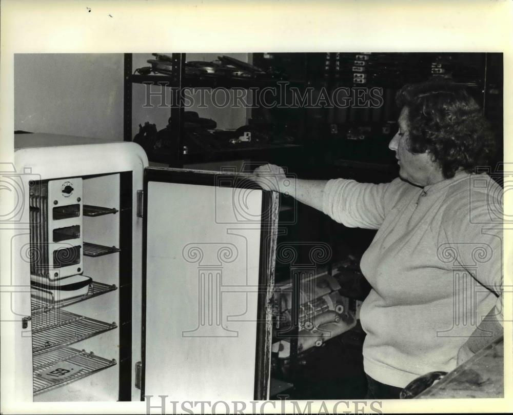 1980 Press Photo Ester Patterson with refrigerator cleaned up for sale - Historic Images