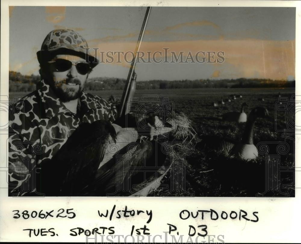 1987 Press Photo Bill Meyer Ankeny national Wildlife Refuge Hunting Willamette - Historic Images