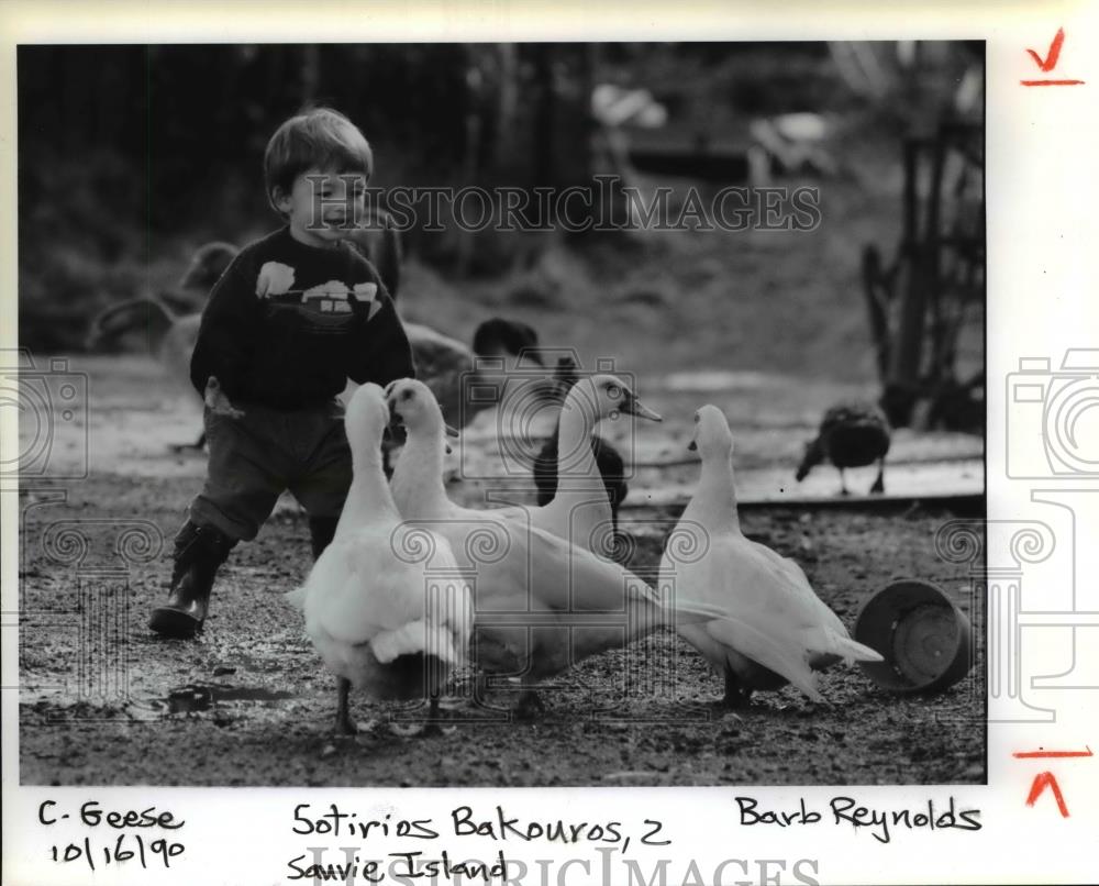 1990 Press Photo Sotirios Bakouros, 2, is supposed to feed the geese on Sauvie - Historic Images