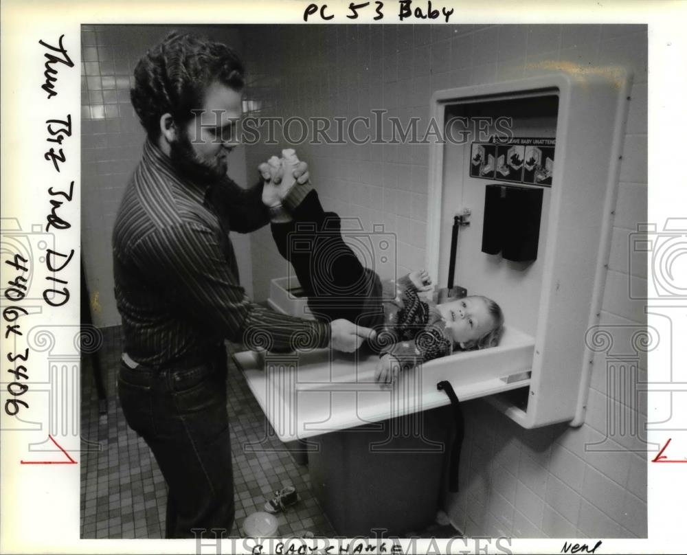 1988 Press Photo Shawn Julian &amp; son Zachary use baby changing station - Historic Images