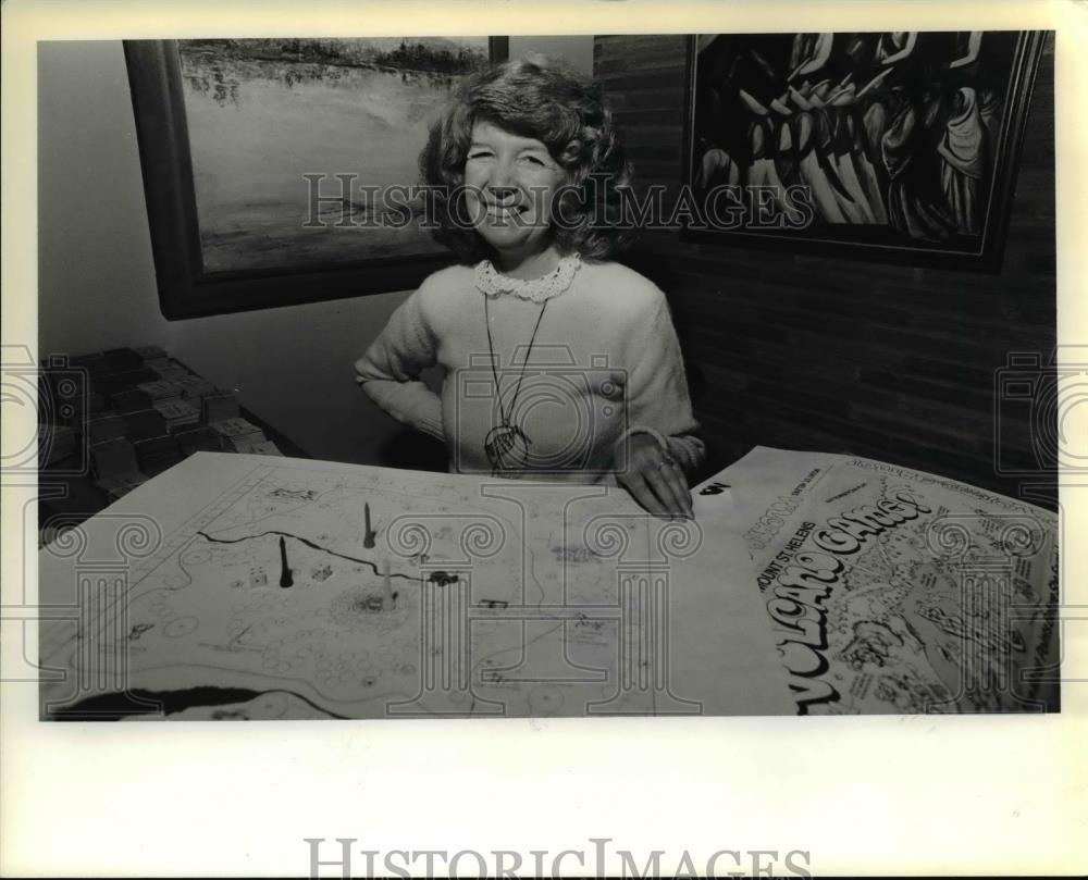 1980 Press Photo Teacher Gloria Walker Promotes Mount St. Helens Volcvano Game - Historic Images