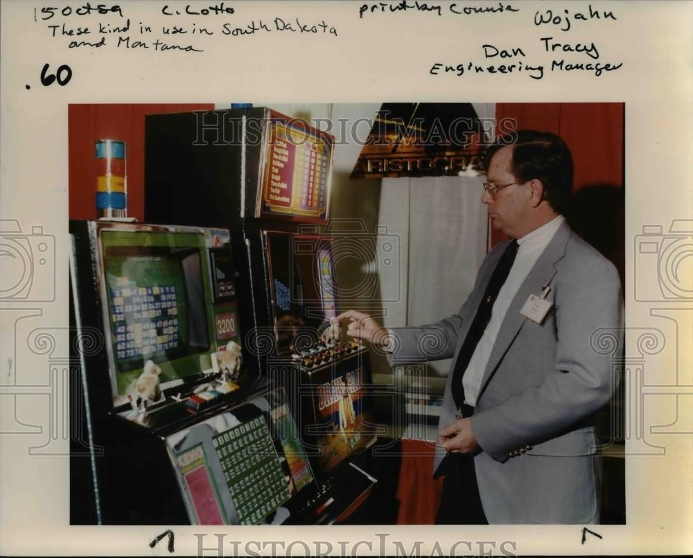 1989 Press Photo Distributor Dan Tracy shows off Video Poker and Keno machines - Historic Images