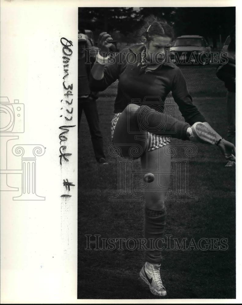 1983 Press Photo Whoops, Charyl Aubin Misses A Shot, Purnice Hacky Sack Contest - Historic Images