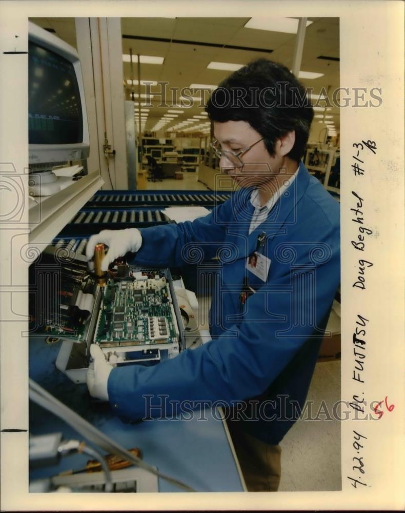 1994 Press Photo Worker at Fujitsu Ltd. Working on Computer in Hillsboro. - Historic Images