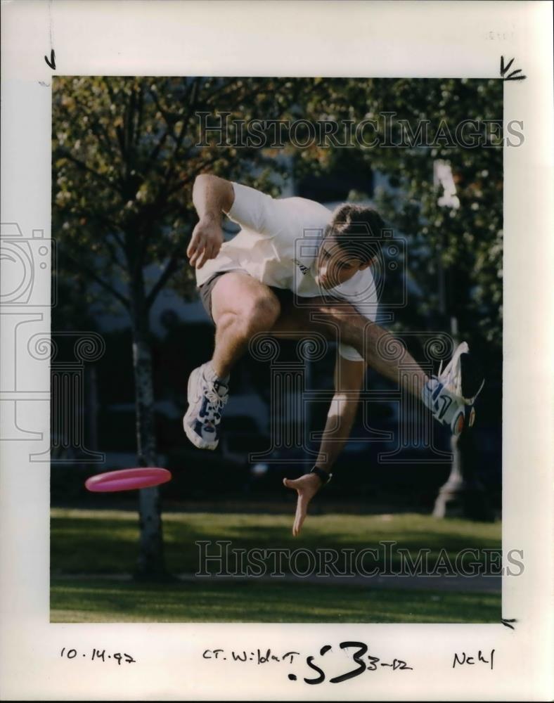 1992 Press Photo Young Man Jumps to Catch Frisbee - orb12287 - Historic Images