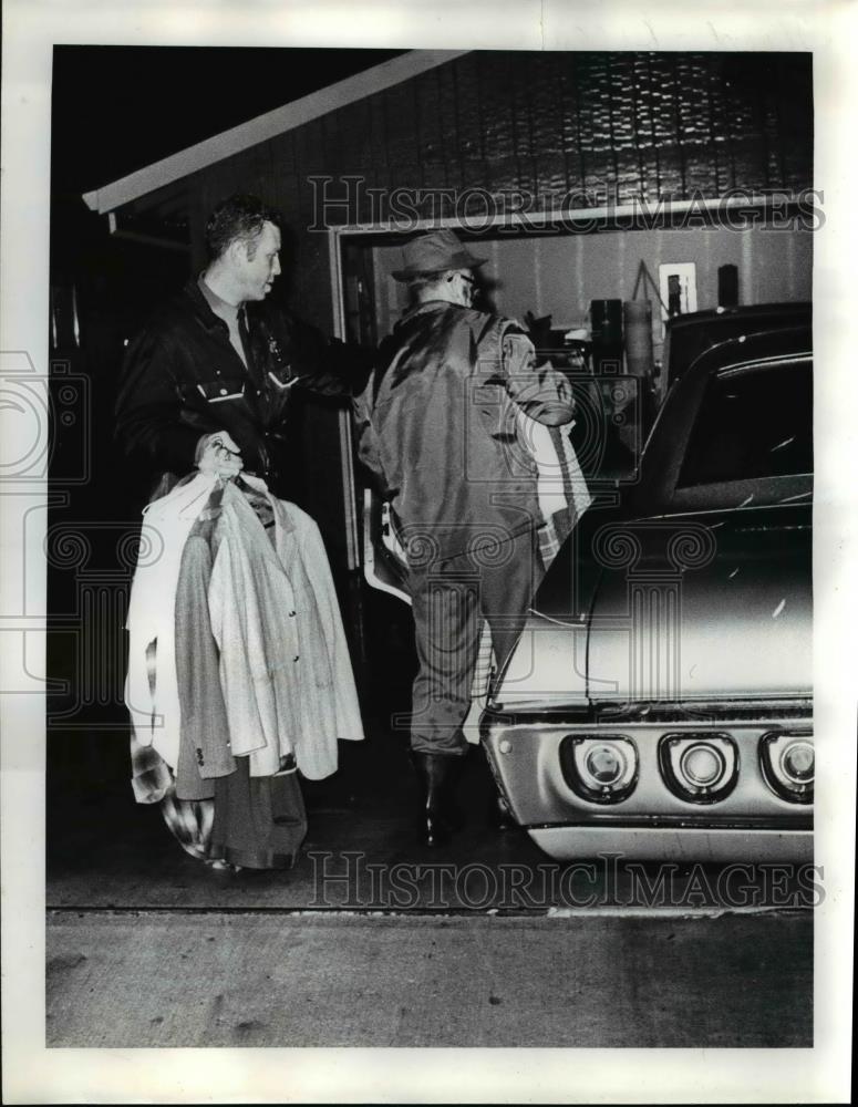 1973 Press Photo Washington County Sheriff&#39;s Deputy Helped An Aloha Family - Historic Images