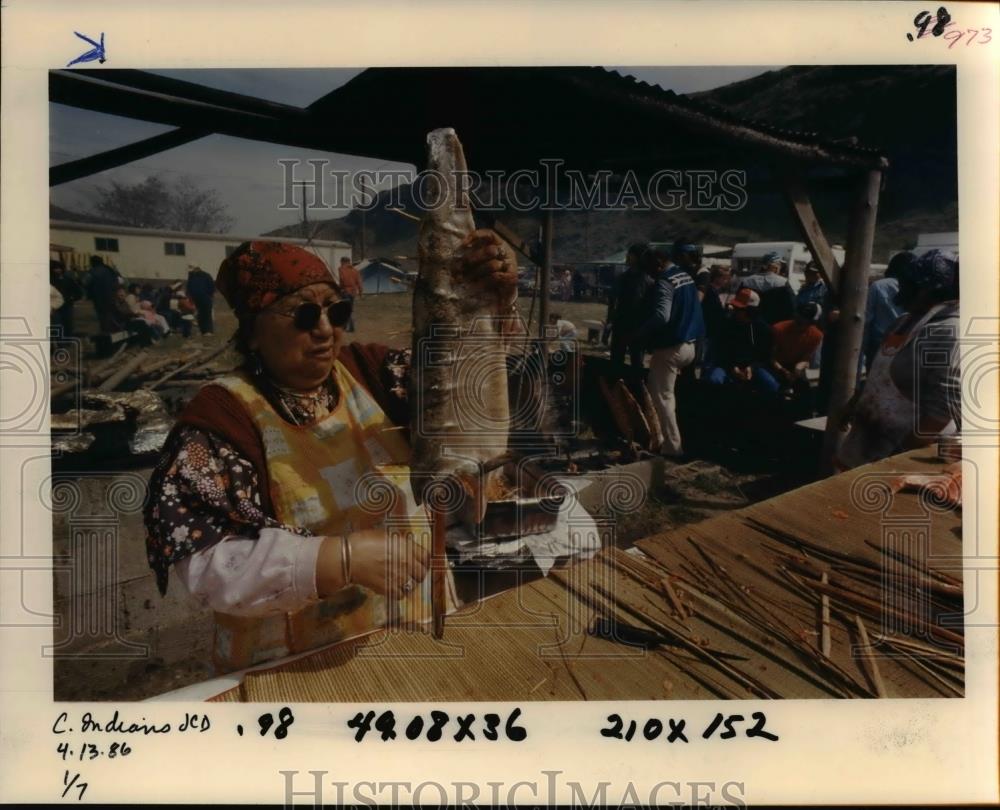 1986 Press Photo Lola Stahi prepares salmon for roasting orb12352 Historic Images