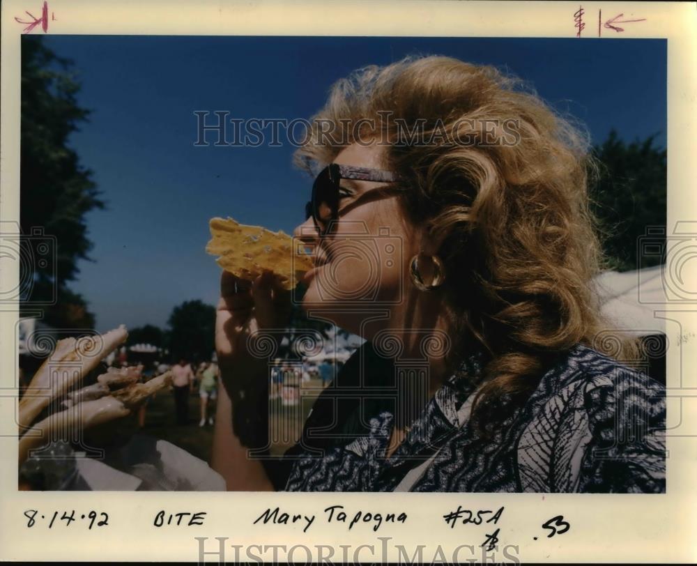 1992 Press Photo Jean Brown Eats Fried Lentil Leaf at The Bite Festival - Historic Images