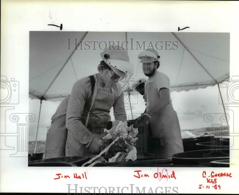 1989 Press Photo Jim Hall scoops garbage while engineer Jim Omlid or