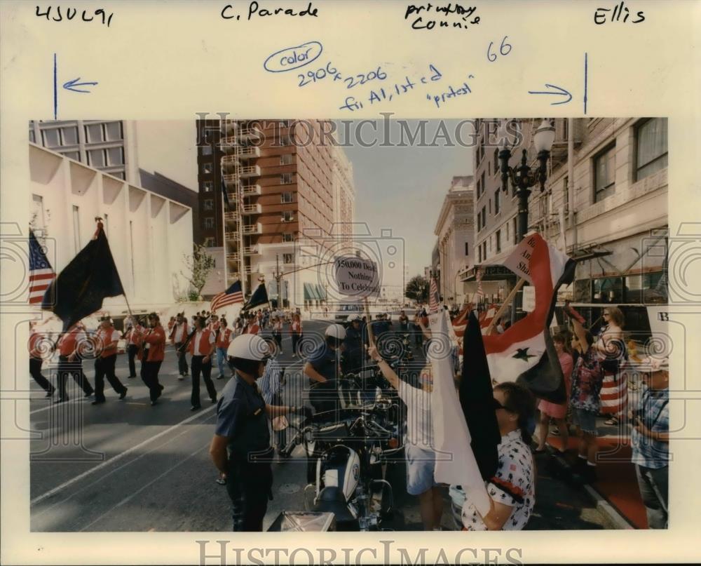 1991 Press Photo A vocal group of protesters unhappy with US role in Irag. - Historic Images
