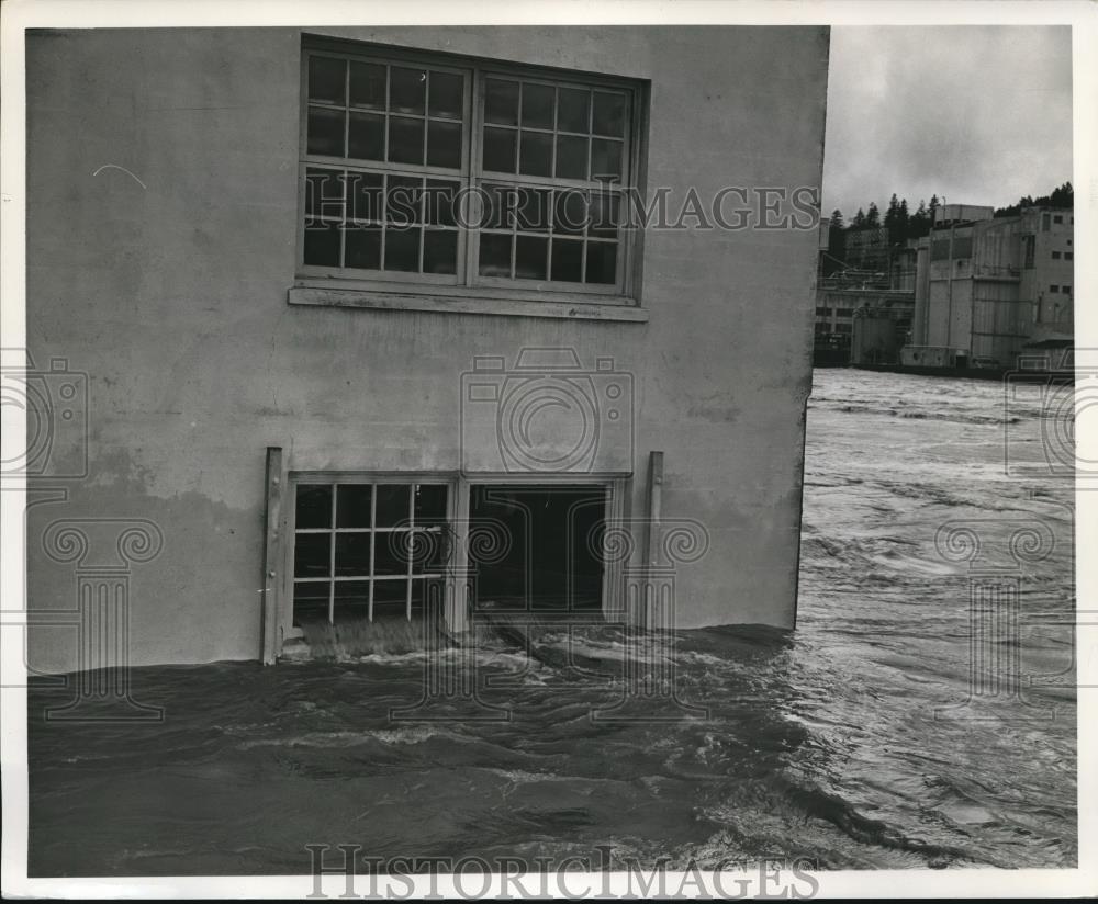 1964 Press Photo Flood Waters Were Still Flowing In Publishers Paper Company - Historic Images