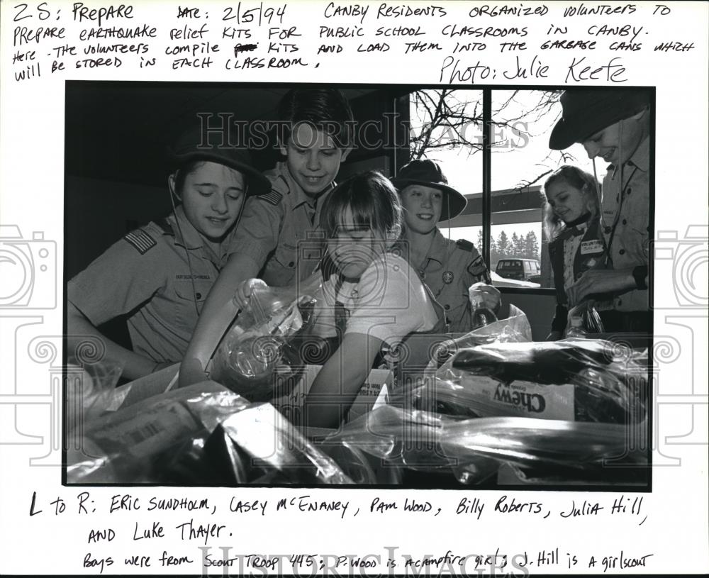 1994 Press Photo Canby residents organize volunteers to prepare earthquake kits. - Historic Images