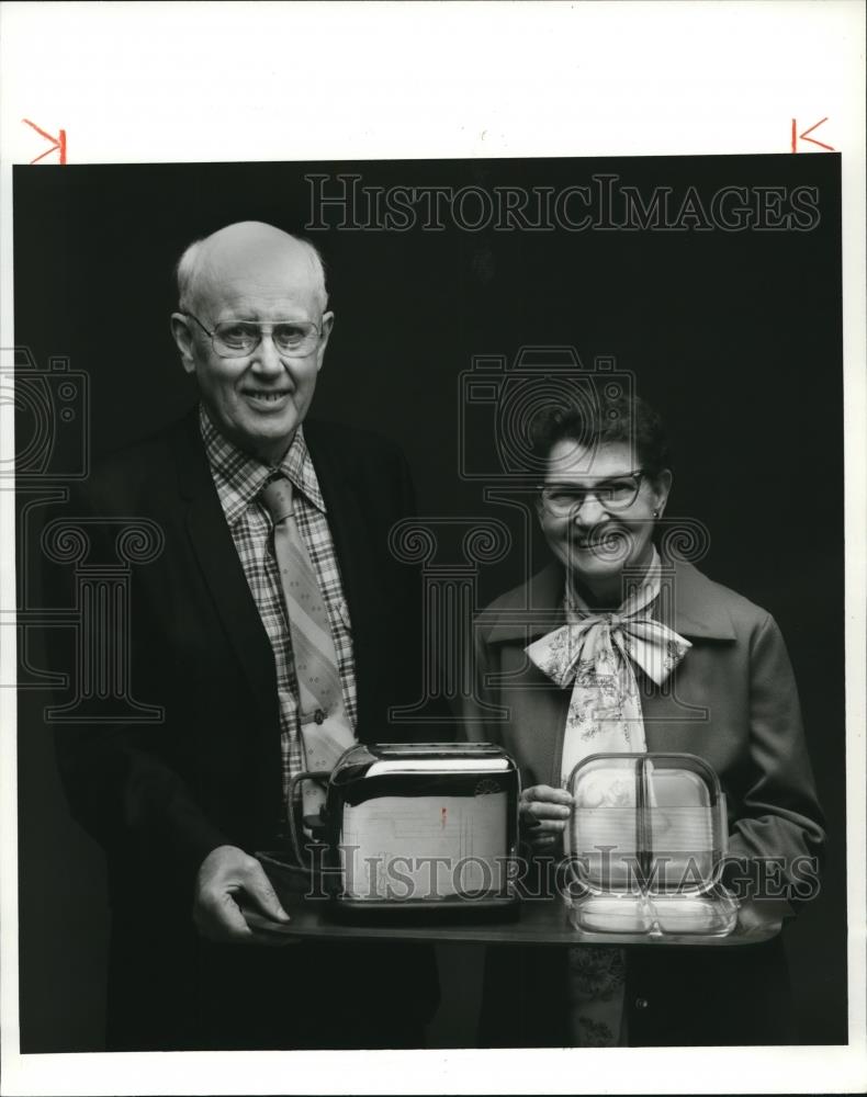 1985 Press Photo Esther and Willis Miller&#39;s Toastmaster serving set - orb14101 - Historic Images
