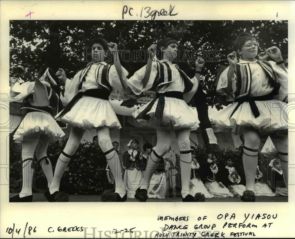 1986 Press Photo Members Of Opa Yiasou Dance Group Perform At Holy Trinity - Historic Images