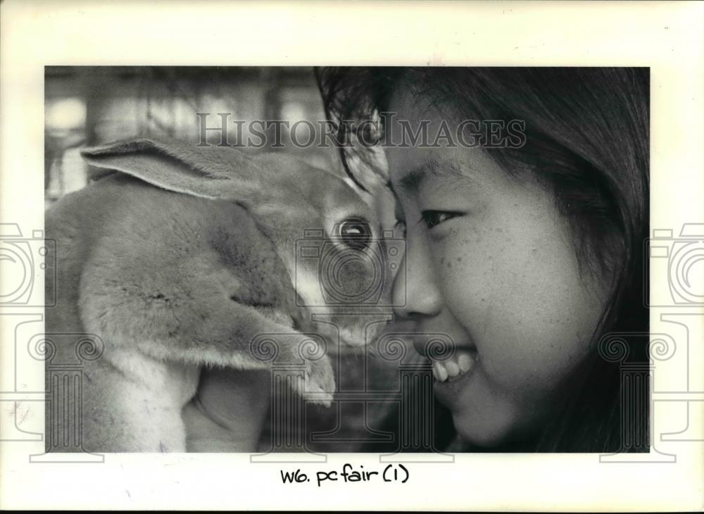 1990 Press Photo Melinda Surrency nuzzled with prized bunny Junior - orb15822 - Historic Images