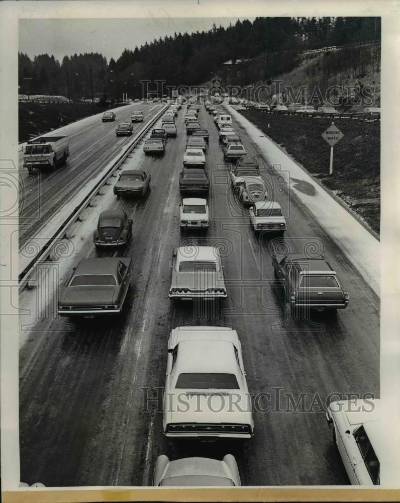 1970 Press Photo Traffic into Portland slowed to crawl on crusted hardpacked ice - Historic Images