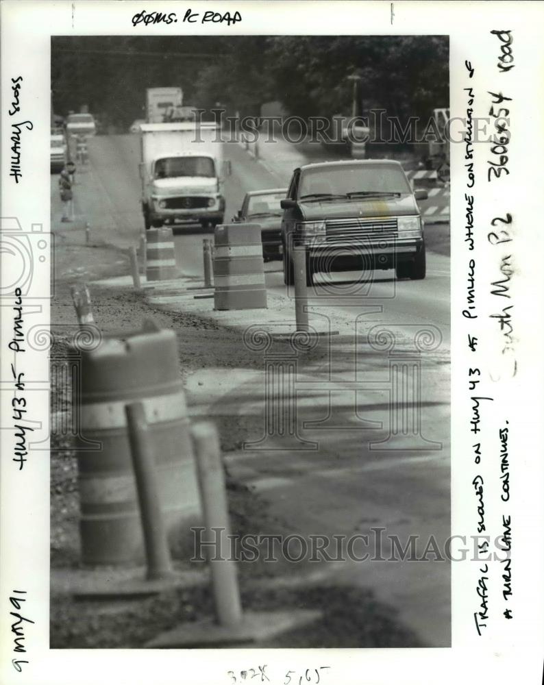 1991 Press Photo Traffic on Oregon 43 continues to be slowed by construction. - Historic Images