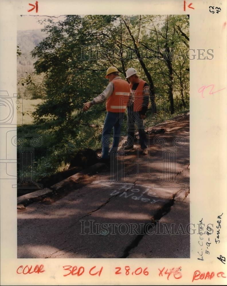 1990 Press Photo Repairing the Columbia River Gorge Scenic Highway for 3-4 Days - Historic Images
