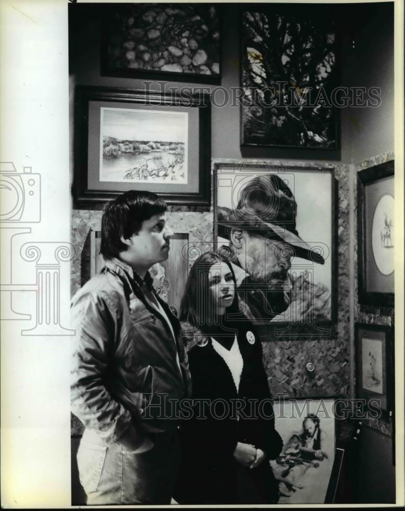 1983 Press Photo Russ Smith Chats with Artist Mari VanDyke at Red Rock Gallery - Historic Images