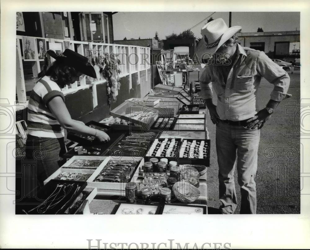 1982 Press Photo Ruth Norfleet and Art Lynch arranging Jewlery booth - orb18128 - Historic Images