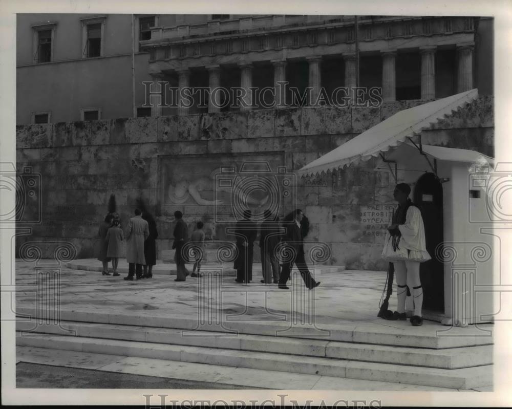 1946 Press Photo Greek Evzone Guards at Tomb of Greek Unknown Soldier Athens - Historic Images