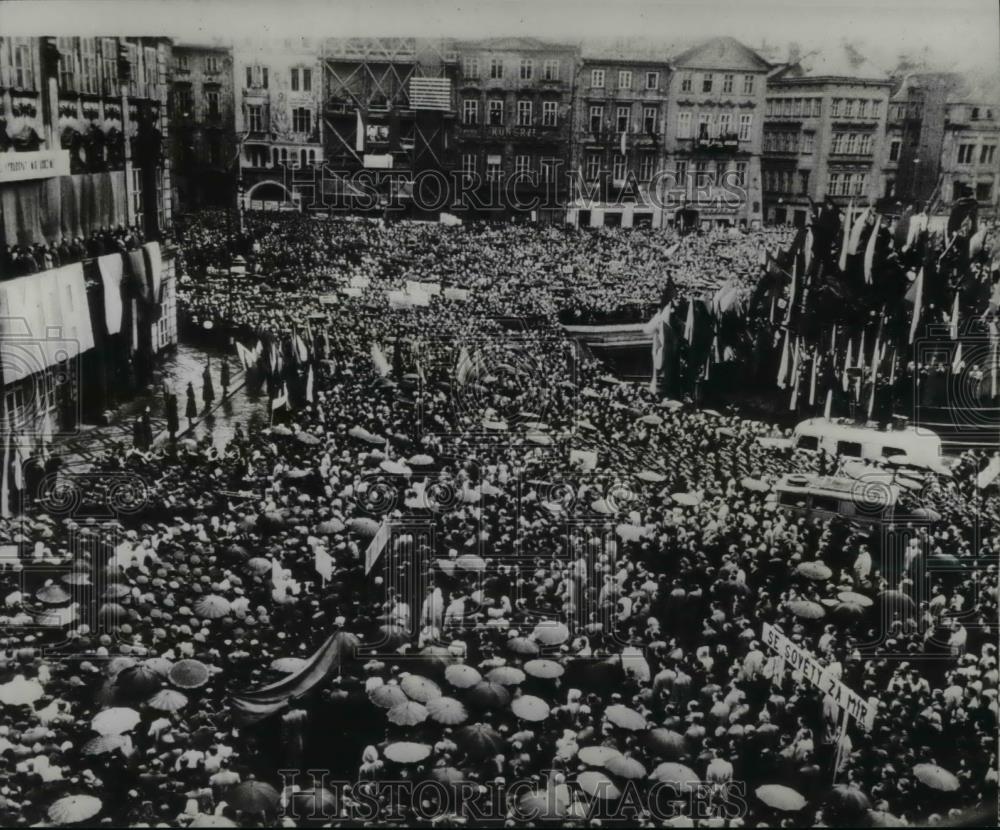 1949 Press Photo Demonstration by a Huge Crowd in the Old Town Square - Historic Images