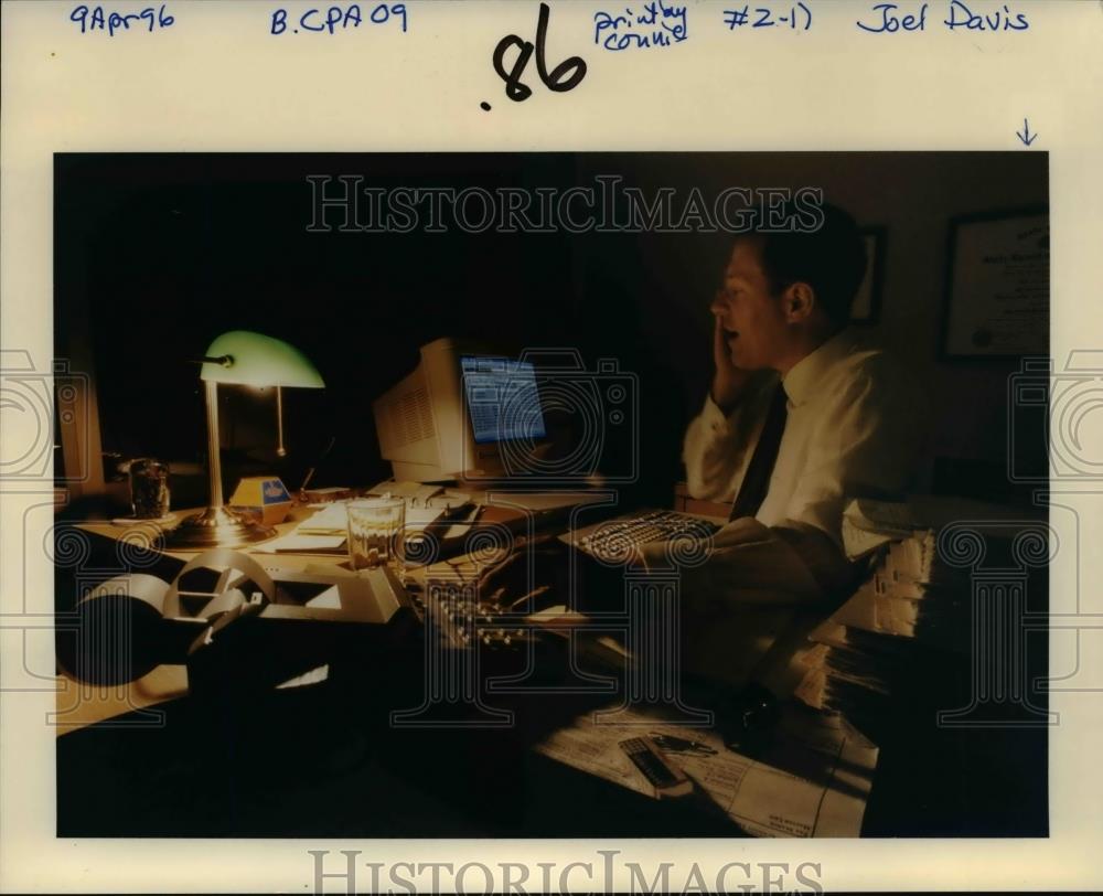1996 Press Photo Man working on an income tax using a computer - orb19299 - Historic Images
