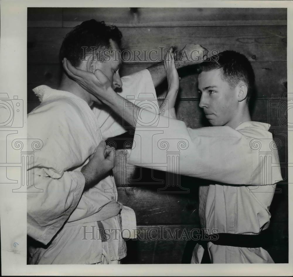 1961 Press Photo Best way to beat a puncher - orb19466 - Historic Images