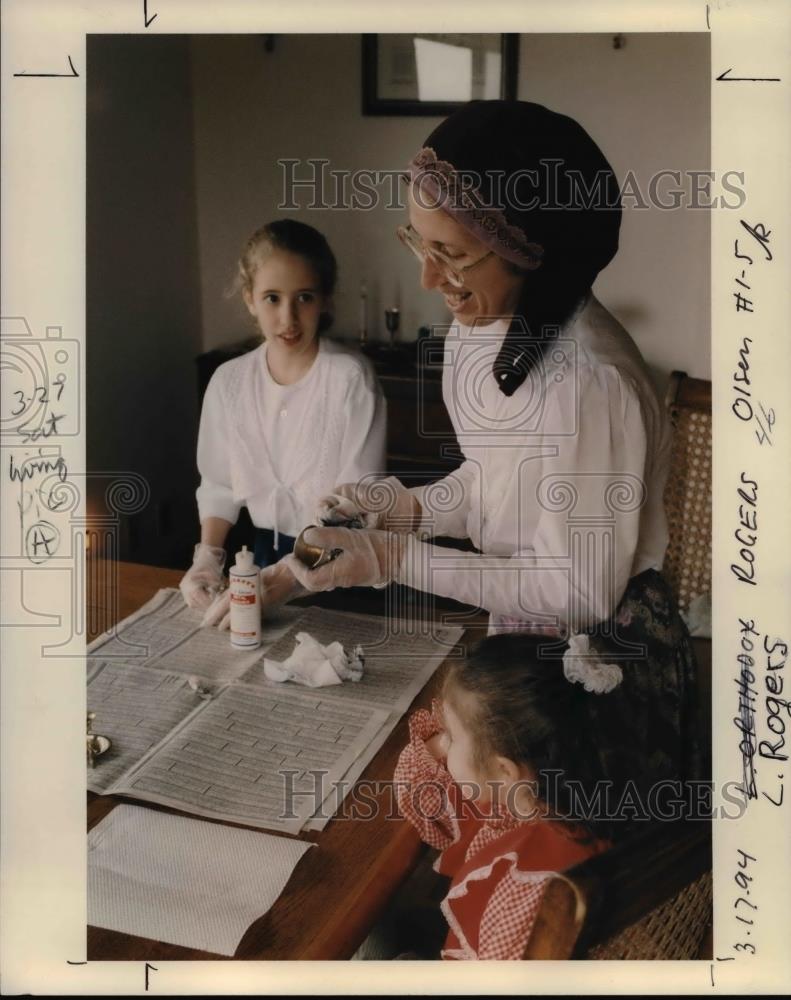 1994 Press Photo Roger&#39;s family preparing for Jewish Holidays - orb19934 - Historic Images