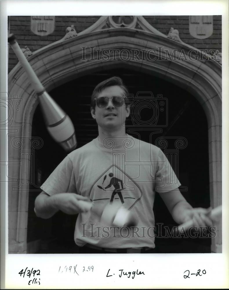 1992 Press Photo Celarfer shows traditional club juggling at Reed Coll