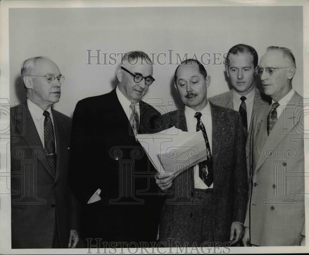 1953 Press Photo Liquor Commissioners meet with heads of alcoholic traffic - Historic Images
