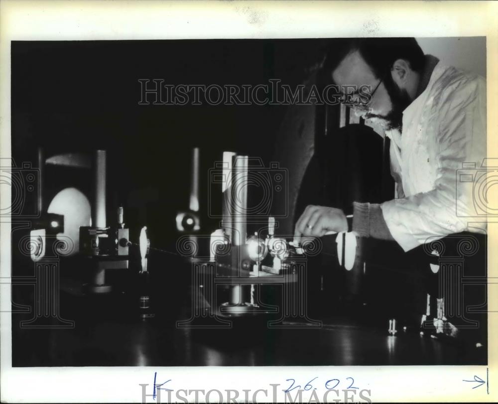 1983 Press Photo Rober Wood, optical engineering manager for Flight Damics. - Historic Images