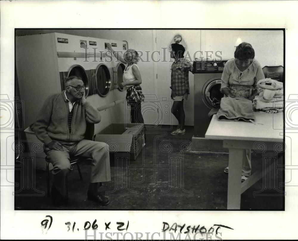 1983 Press Photo Mr. and Mrs. Baldwin at Laundromat orb20464