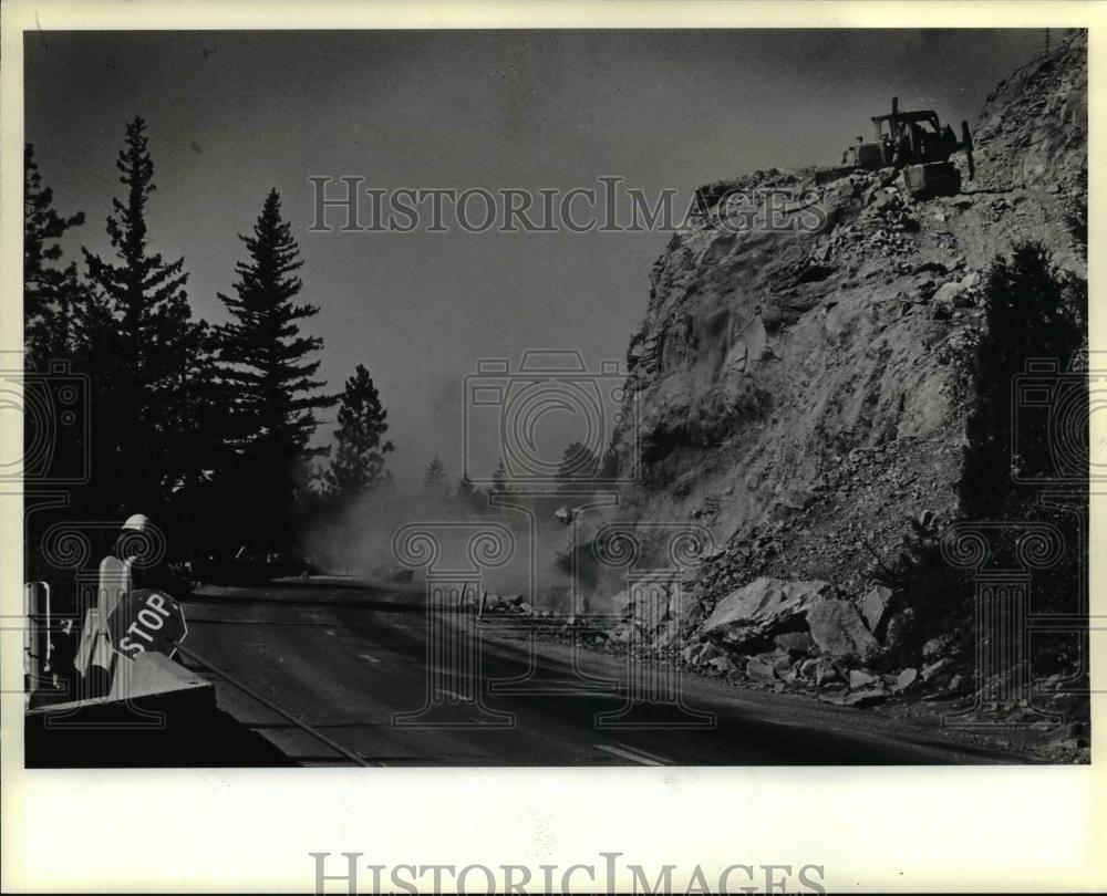 1983 Press Photo Workers Strive to Eliminate an Unstable Rock Ledge Hanging - Historic Images