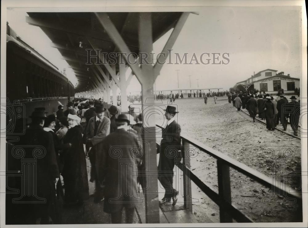 1915 Press Photo Crowd at Flavel, Ore - orb21373 - Historic Images