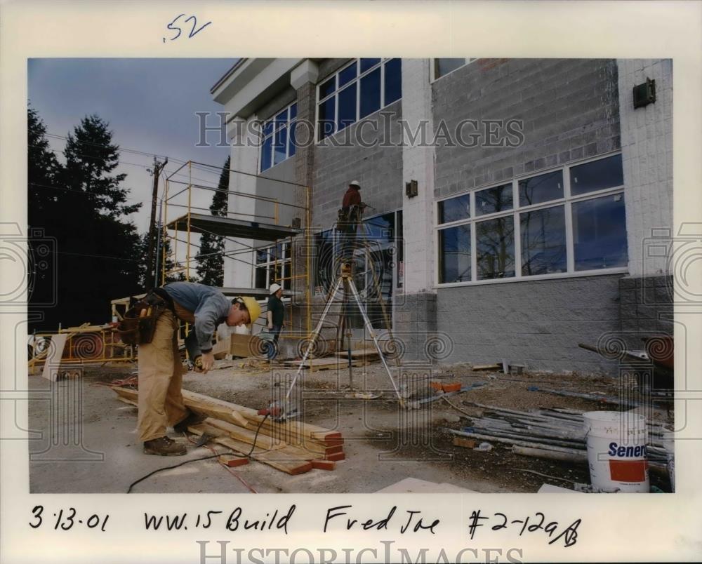 2001 Press Photo Foreman leading the construction of the school building - Historic Images