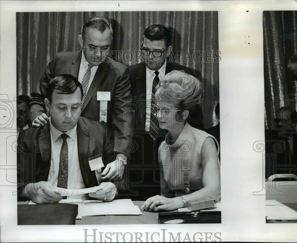 1969 Press Photo Top Ranking Officers Of Oregon AFL-CIO Checking Details - Historic Images